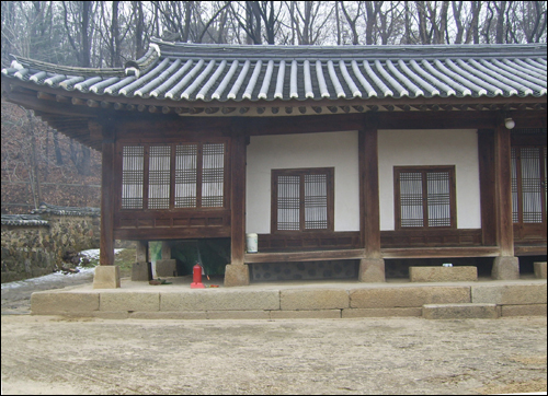 저녁 연기가 피어오르는 재실 한옥이 정겹다. 